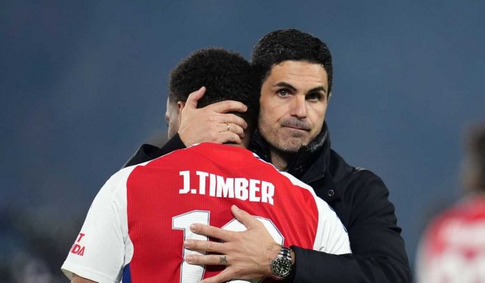 Mikel Arteta memeluk Jurrien Timber usai kekalahan Arsenal dari PSG