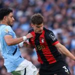 Milos Kerkez berebut bola dengan Omar Marmoush