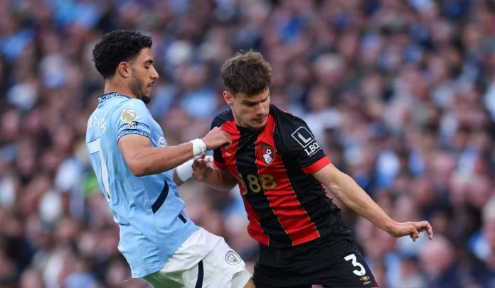 Milos Kerkez berebut bola dengan Omar Marmoush