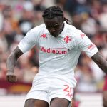Moise Kean mengeksekusi bola di laga AS Roma vs Fiorentina