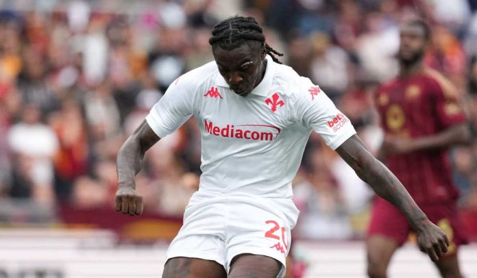 Moise Kean mengeksekusi bola di laga AS Roma vs Fiorentina