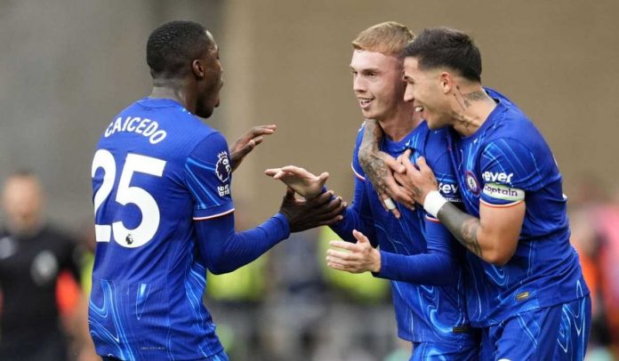Moises Caicedo bersama Enzo Fernandez ikut merayakan gol Cole Palmer