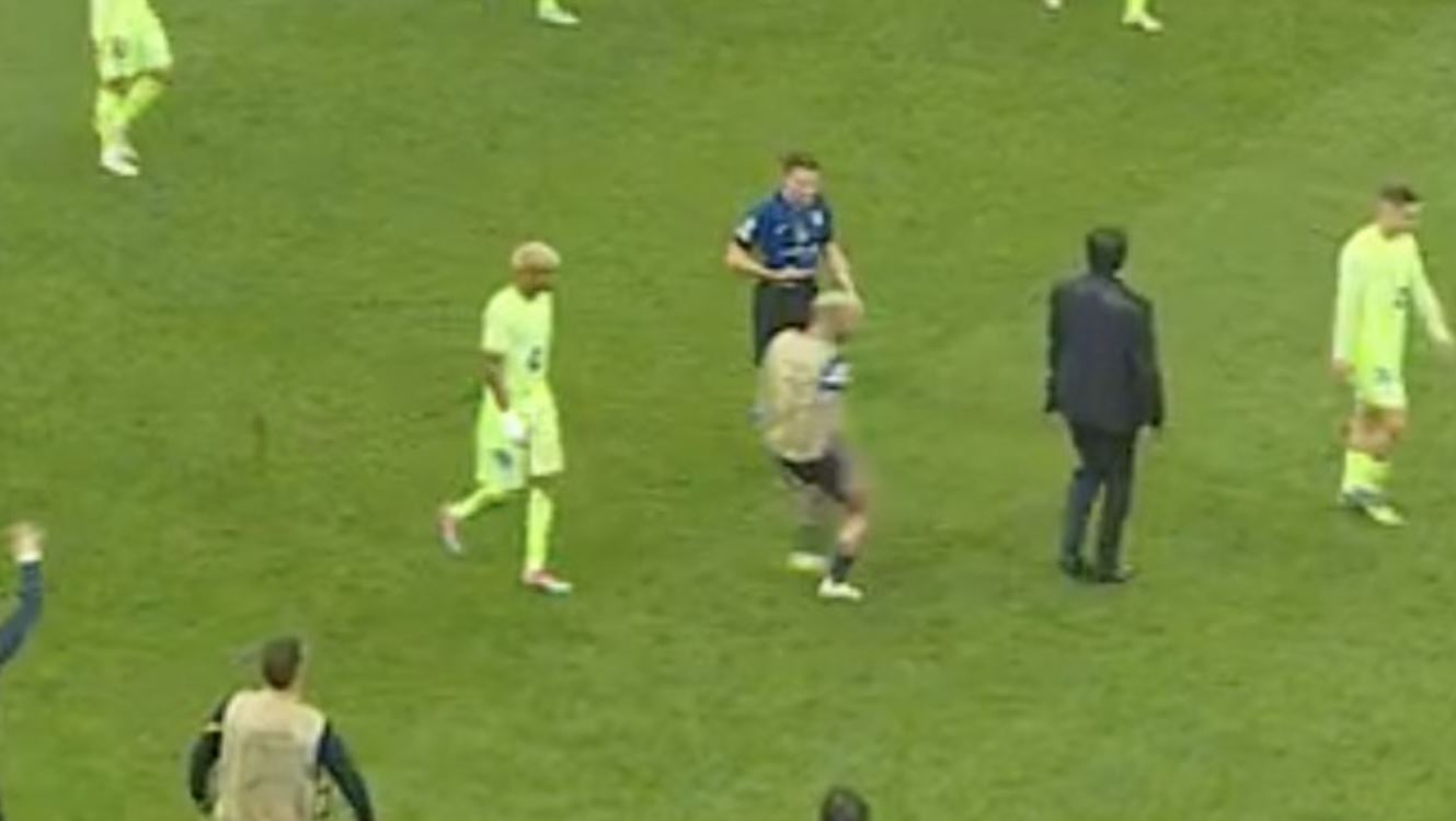 Momen saat Simone Inzaghi nekat masuk ke lapangan