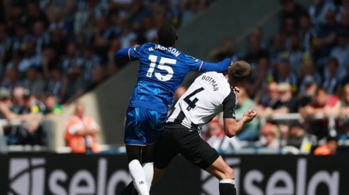 Newcastle United vs Chelsea - Momen saat Nicolas Jackson sikut Sven Botman