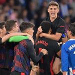 Para pemain Barcelona merayakan gol ke gawang Espanyol