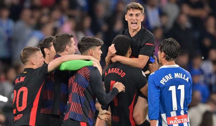 Para pemain Barcelona merayakan gol ke gawang Espanyol