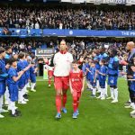 Para pemain Chelsea memberi guard of honour ke para pemain Liverpool