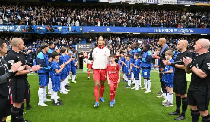 Para pemain Chelsea memberi guard of honour ke para pemain Liverpool