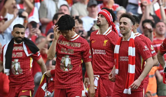 Para pemain Liverpool merayakan gelar Premier League