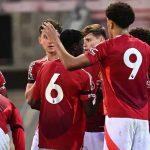 Para pemain Manchester United U-21 merayakan gol
