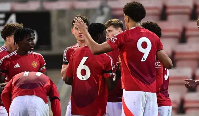 Para pemain Manchester United U-21 merayakan gol