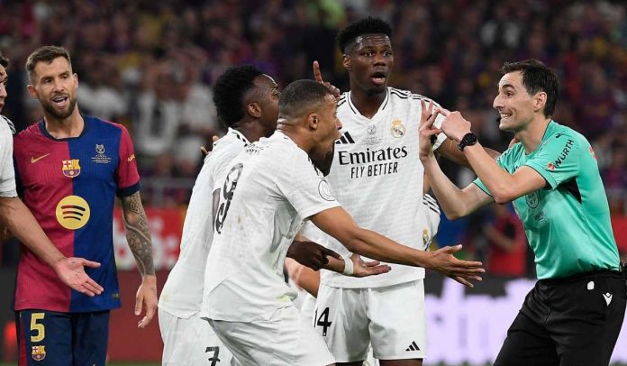 Para pemain Real Madrid memprotes wasit di final Copa del Rey