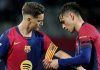 Pedri memakaikan ban kapten Barcelona ke lengan Gavi