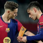Pedri memakaikan ban kapten Barcelona ke lengan Gavi
