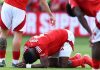 Pemain Nottingham Forest Taiwo Awoniyi saat kesakitan usai menabrak tiang gawang