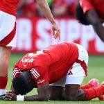 Pemain Nottingham Forest Taiwo Awoniyi saat kesakitan usai menabrak tiang gawang