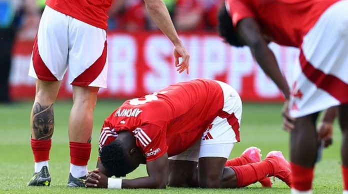 Pemain Nottingham Forest Taiwo Awoniyi saat kesakitan usai menabrak tiang gawang