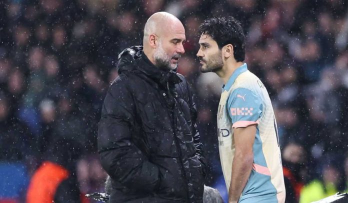 Pep Guardiola dan Ilkay Gundogan di pinggir lapangan Manchester City