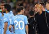 Pep Guardiola memberi instruksi pada Bernardo Silva