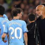 Pep Guardiola memberi instruksi pada Bernardo Silva