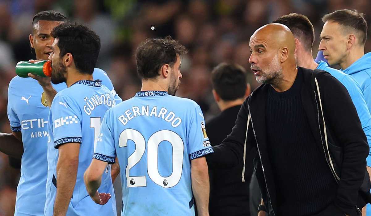 Pep Guardiola memberi instruksi pada Bernardo Silva
