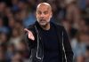 Pep Guardiola memberi instruksi para pemain Manchester City