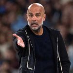 Pep Guardiola memberi instruksi para pemain Manchester City