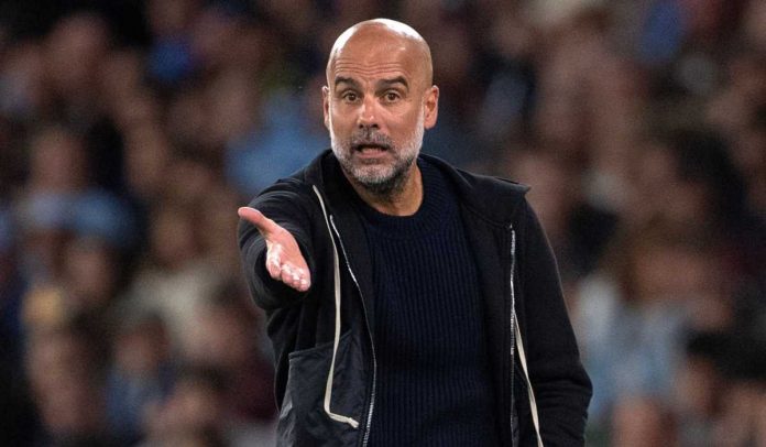 Pep Guardiola memberi instruksi para pemain Manchester City