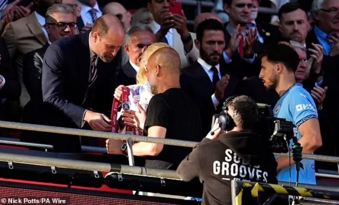 Pep Guardiola saat menerima penghargaan usai final Piala FA