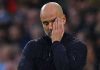 Pep Guardiola tampak tertunduk di pertandingan Manchester City
