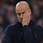 Pep Guardiola tampak tertunduk di pertandingan Manchester City