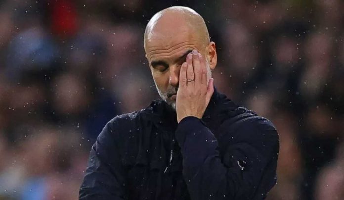 Pep Guardiola tampak tertunduk di pertandingan Manchester City