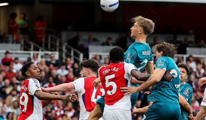 Pertahanan Arsenal gagal menghentikan Dean Huijsen cetak gol sundulan