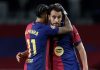 Raphinha memeluk Eric Garcia dalam selebrasi gol untuk Barcelona