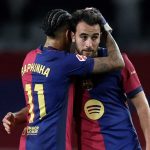 Raphinha memeluk Eric Garcia dalam selebrasi gol untuk Barcelona