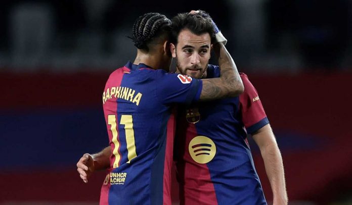 Raphinha memeluk Eric Garcia dalam selebrasi gol untuk Barcelona