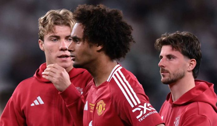 Rasmus Hojlund dan Joshua Zirkzee menyaksikan perayakan kemenangan Tottenham