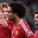 Rasmus Hojlund dan Joshua Zirkzee menyaksikan perayakan kemenangan Tottenham Hotspur