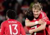 Rasmus Hojlund memeluk Mason Mount yang mencetak gol ke gawang Bilbao