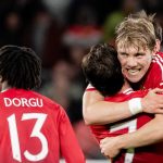 Rasmus Hojlund memeluk Mason Mount yang mencetak gol ke gawang Bilbao