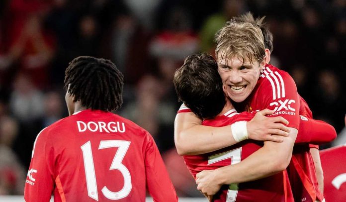 Rasmus Hojlund memeluk Mason Mount yang mencetak gol ke gawang Bilbao