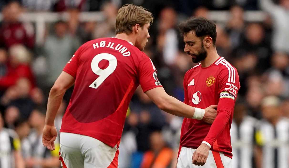 Rasmus Hojlund menenangkan Bruno Fernandes di laga kontra Newcastle United