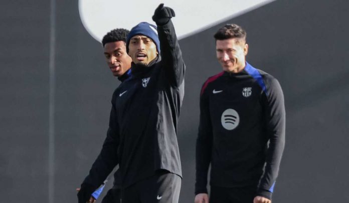 Robert Lewandowski dan Alejandro Balde berlatih bersama Raphinha di Barcelona