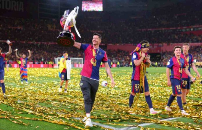 Robert Lewandowski usai membawa Barcelona memenangkan gelar di Copa del Rey