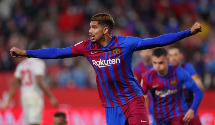 Ronald Araujo pemain Barcelona incaran Manchester United