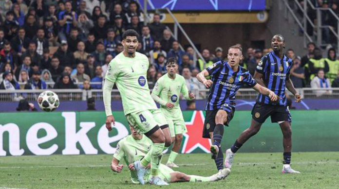 Ronald Araujo saat bermain di laga Inter Milan vs Barcelona
