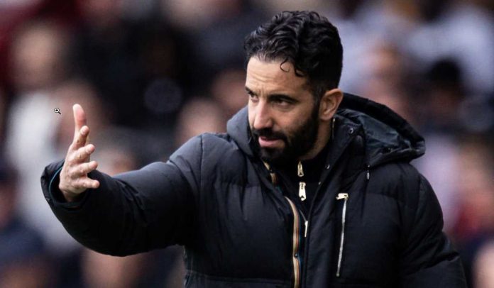 Ruben Amorim memberi arahan pemain Manchester United di laga kontra Brentford