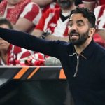 Ruben Amorim memberi instruksi di laga Manchester United vs Athletic Bilbao