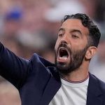 Ruben Amorim memberi instruksi di laga Tottenham vs Manchester United