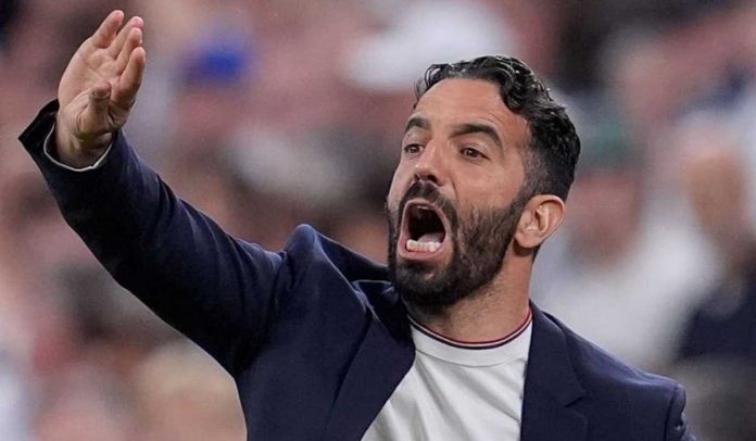 Ruben Amorim memberi instruksi di laga Tottenham vs Manchester United
